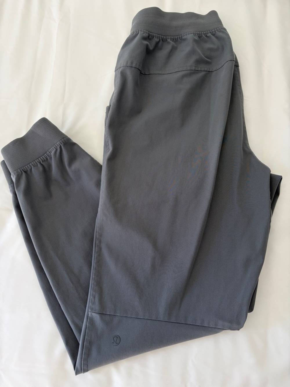 Lululemon Men's Charcoal Gray Athletic Jogger Pants flawless